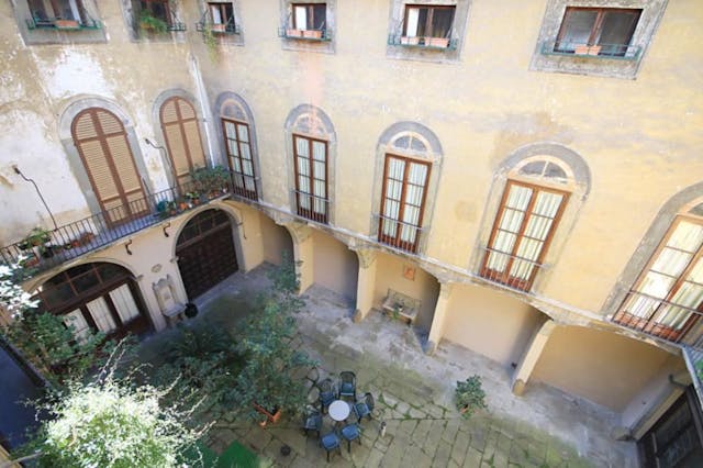 Sunny renovated 2-bedroom apartment in Florence. Ref Apt Matilde Maffia