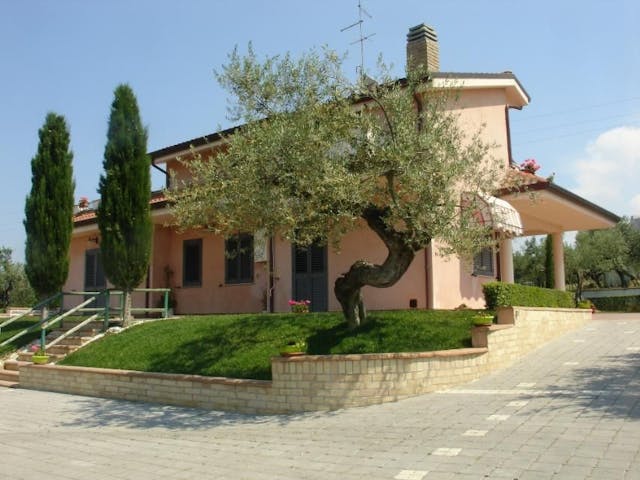 Villa with view on the mountains and the hills of Abruzzo     ref S1450