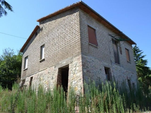 Panoramic country house to restore with annexes Ref OR654M