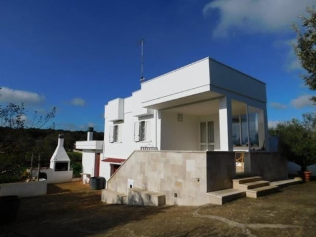 Villa with garden in a panoramic area - Ref: 854